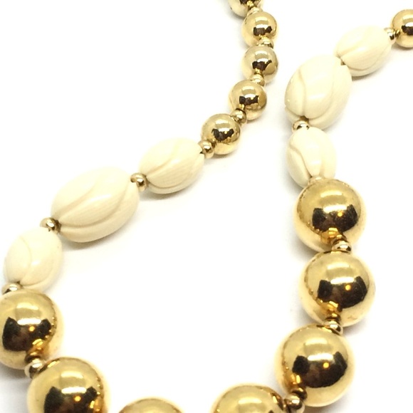 VINTAGE 80S 90S NAPIER GOLD TONE CARVED ACRYLIC BEAD BAUBLE NECKLACE BEADED - Picture 8 of 12